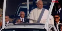 Papa Leone XIV a Lourdes, il saluto alla folla dalla papamobile e le benedizioni ai bimbi