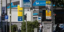 Carburanti, l&rsquo;effetto Eni e Ip ferma gli aumenti dei prezzi. Assopetroli: &ldquo;Price cap anche per l&rsquo;ingrosso&rdquo;