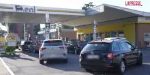 Carburanti, scatta il tetto al prezzo di benzina e diesel: code nei distributori