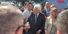 Il presidente Mattarella a Castelporziano: le strette di mano coi cittadini