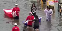 Thailandia, alluvioni a Bangkok: strade allagate ed evacuazioni