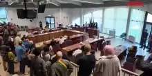 Roma, influencer sovranista strappa bandiera palestinese: bagarre al Municipio V