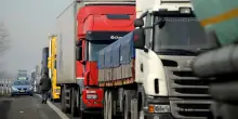 Carburanti, stop dei tir in Sicilia dal 16 ottobre: autotrasportatori fermi per quattro giorni nei porti