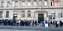 Parigi, la protesta dei studenti: barricate davanti i licei