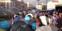 Madrid, protesta per crisi abitativa: in centinaia trascorrono la notte in tenda a Puerta del Sol
