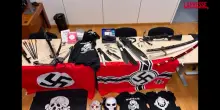 Terrorismo, 17enne arrestato a Trento: in casa vessilli suprematisti, coltelli, machete e spade