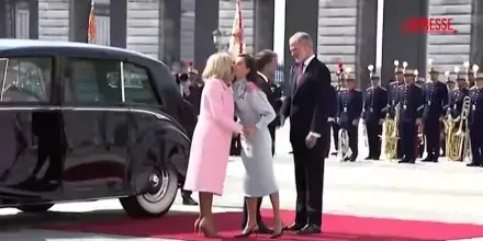 Spagna, Re Felipe VI accoglie il presidente francese Emmanuel Macron con Brigitte