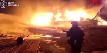Ucraina, attacco russo su Odessa: gli incendi dopo il raid