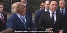 Musk di fianco a Trump parla di AI ma si corregge subito: "Si chiama SI, scusate". E il tycoon ringrazia