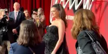 Anne Hathaway a New York alla prima di Verity: "Gravidanza sana, mi sento fortunata"