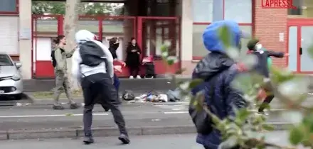 Francia, terzo giorno di proteste studentesche: a Lille incendiati bidoni della spazzatura