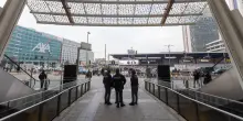 Milano, tenta di scavalcare ringhiera e precipita: muore un 21enne in piazza Gae Aulenti