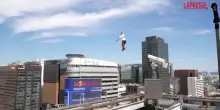 Corea del Sud, l&rsquo;impresa dello slackliner Jaan Roose a 120 metri d&rsquo;altezza