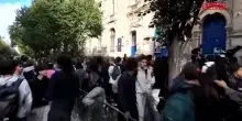 Francia, proteste degli studenti: barricata in fiamme davanti a un liceo di Parigi