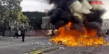 Francia, proteste degli studenti: a Lille bruciano rifiuti e biciclette