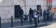 Carburanti, protesta Usb: letame davanti alla sede Cdp a Roma