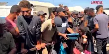 Gaza, palestinesi in fila per un pasto alle cucine solidali