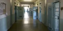 Reggio Emilia, aggred&igrave; tre persone al benzinaio: trovato impiccato in cella