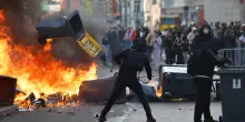 Francia, donna colpita con lanciafiamme artigianale durante le proteste studentesche: arrestato 15enne