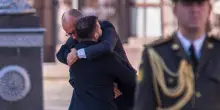 Merz e Zelensky rendono omaggio al monumento dedicato ai soldati ucraini caduti a Kiev