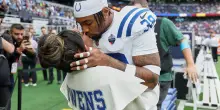 Simone Biles e il marito Jonathan Owens, bacio a bordo campo