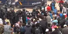 Ceuta, la polizia spagnola smantella laccampamento di migranti sulla spiaggia di Trampol&iacute;n