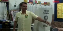 Brasile, il candidato dell&rsquo;opposizione Fl&aacute;vio Bolsonaro vota a Rio de Janeiro