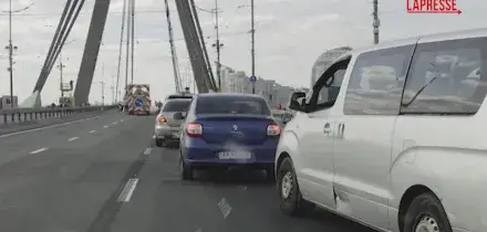 Ucraina, drone russo colpisce il Ponte Nord di Kiev durante la visita a sorpresa di Merz
