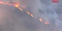 California, maxi incendio a Santa Clarita: le immagini dallalto
