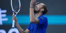 Medvedev squalificato e Djokovic vola in finale a Pechino, il russo scaglia una palla contro uno spettatore: le foto