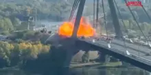 Ucraina, la Russia attacca il ponte Nord di Kiev: il momento dellesplosione