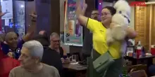 Elezioni in Brasile, festa tra i sostenitori di Bolsonaro jr dopo il primo turno