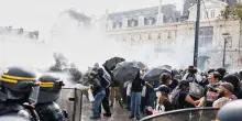 Francia, continua la protesta degli studenti: 147 feriti tra il personale scolastico