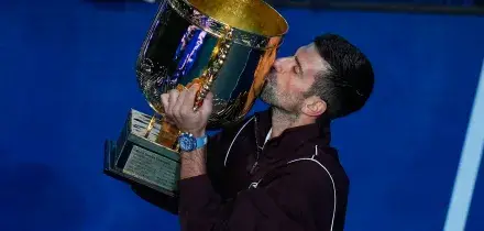 Novak Djokovic trionfa al&rsquo;Atp Pechino 2026: in finale il ritiro di De Minaur &ndash; Le foto