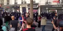 Francia, scontri a Parigi dopo la manifestazione studentesca: la polizia usa i lacrimogeni