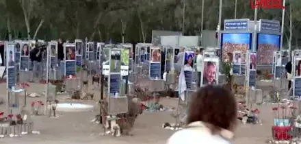 7 ottobre, lomaggio degli israeliani al memoriale di Reim dove si teneva il Nova Festival