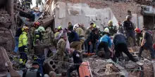 Grave attacco missilistico russo su un edificio residenziale a Pryluky in Ucraina