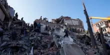 Ucraina, massiccio attacco russo provoca almeno 15 morti e decine di feriti. Zelensky: &ldquo;Il regalo di compleanno per Putin&rdquo;