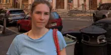 Amanda Knox torna in Italia e posta un selfie davanti al tribunale di Perugia: &ldquo;A testa alta&rdquo;