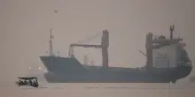 Iran, attaccata una nave nello stretto di Hormuz: l&rsquo;Oman ha evacuato l&rsquo;equipaggio