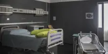 Neonato morto dopo il parto a Napoli, arrestato il primario e sospesi tre medici