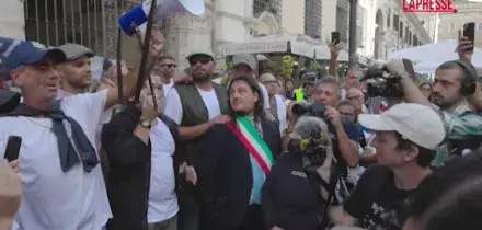 Campi Flegrei, il documento dei manifestanti per il Governo viene consegnato da chi ha perso la casa dopo il sisma