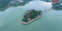 Cina: la meravigliosa pagoda di Shibaozhai, circondata dal fiume Yangtze