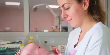 Neonato di 1 kg salvato con intervento mininvasivo da record a Roma