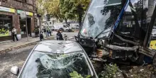 Torino, tram deraglia dopo scontro con furgone e abbatte albero