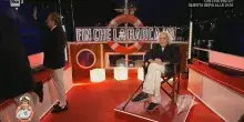Rai3, la polizia ferma la diretta di Chiambretti sul Tevere: &ldquo;Ci vogliono arrestare&rdquo;