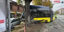 Torino, tram deraglia in corso Einaudi dopo incidente con un furgone: feriti lievi