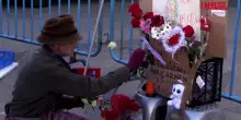 Spagna, a Madrid omaggio a Maricarmen: fiori e candele a Puerta del Sol