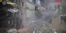 Ucraina, missile rade al suolo edificio a Pryluky: i soccorritori scavano tra le macerie