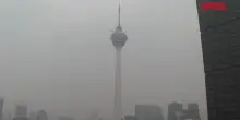 Malesia, foschia tossica nella capitale Kuala Lumpur: la citt&agrave; avvolta dal fumo degli incendi in Indonesia